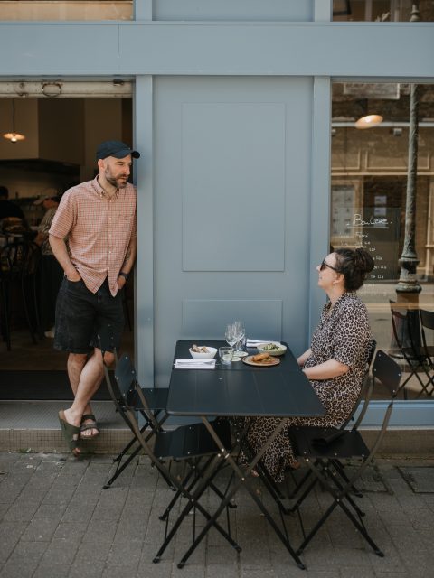 Le temps passe si vite, déjà un an que j’ai l’immense chance de travailler avec Nicolas et son équipe (du tonnerre 💛) pour l’identité visuelle (photo & vidéo) et la communication de @boulichesaintmalo sur les réseaux sociaux 

Meilleure table de Saint-Malo selon moi, des nouveaux plats tous les midis et tous les soirs, pensés avec créativité en prenant soin de choisir des fournisseurs locaux et de bons breuvages en vin naturel choisis tout autant avec soin
Une cuisine et un service avec simplicité et bonne humeur, c’est tout ce que l’on demande 😌

👉🏼 @boulichesaintmalo 
Ouvert le midi (lundi, mardi, jeudi à samedi) et le soir (lundi, mercredi à samedi) 
16, rue ville Pépin, Saint-Malo 

 __
Photographe à Saint-Malo 
✉️ contact@alexandrathibout.com

[photographe, shooting, couple, famille, grossesse, professionnel, séance photo, Saint-Malo, Bretagne]