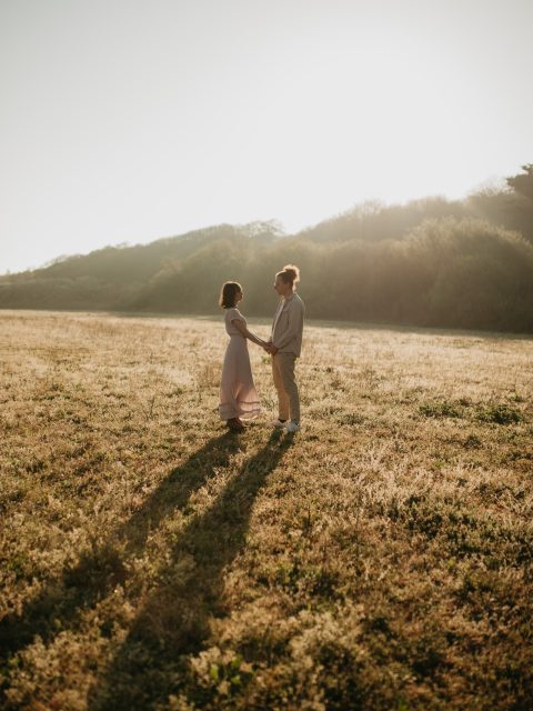 MAISON 🌞

C’était le thème des lettres de @ivannalys et son mari Jimmy pendant cette séance photo couple au lever du soleil, un joli matin que nous avons partagé ensemble.
Sans se le dire, ils ont écrit sur le même sujet, leur maison à la campagne, un nouveau chapitre qui s’entamait pour eux deux. 
 
Ma petite touche personnelle pendant la séance photo couple, c’est de vous demander de vous écrire chacun une lettre à l’autre, un cadeau à vous offrir, un instant pour se dire les choses, une lettre à garder en souvenir et bien sûr, les images pour en parler 🫶🏼

Maëlys @ivannalys est aussi photographe et propose différentes prestations au cœur des Côtes d’Armor, n’hésitez pas à faire un tour sur son profil, vous serez certainement enchanté par son univers et ses énergies 🌙

__
Photographe à Saint-Malo 
✉️ contact@alexandrathibout.com

[photographe, shooting, couple, famille, grossesse, professionnel, séance photo, Saint-Malo, Bretagne]
