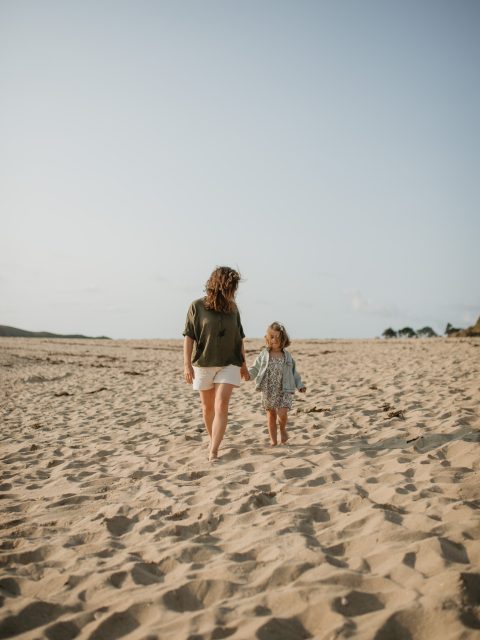 Je profite de cette journée dédiée aux mamans pour publier cette jolie photo prise avec Sybille et sa fille l’été dernier sur l’une des plages de Saint-Briac 🌞

Pour l’été, les séances en extérieur sont réalisées tôt le matin ou en début de soirée (selon le rythme de vos p’tits bouts évidemment) pour avoir la meilleure luminosité, éviter les fortes chaleurs et vous faire profiter des lieux au calme 😌

PS. Je souhaiter le meilleur à toutes les mamans, celles à en devenir, celles qui le sont et celles qui sont dans nos coeurs 🤍

__
Photographe à Saint-Malo 
✉️ contact@alexandrathibout.com

[shooting, couple, famille, grossesse, professionnel, séance photo, Saint-Malo, Bretagne]